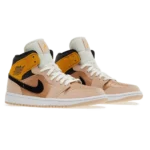 ⁦Air Jordan 1 Mid Particle Beige University Gold Black⁩ – תמונה ⁦2⁩