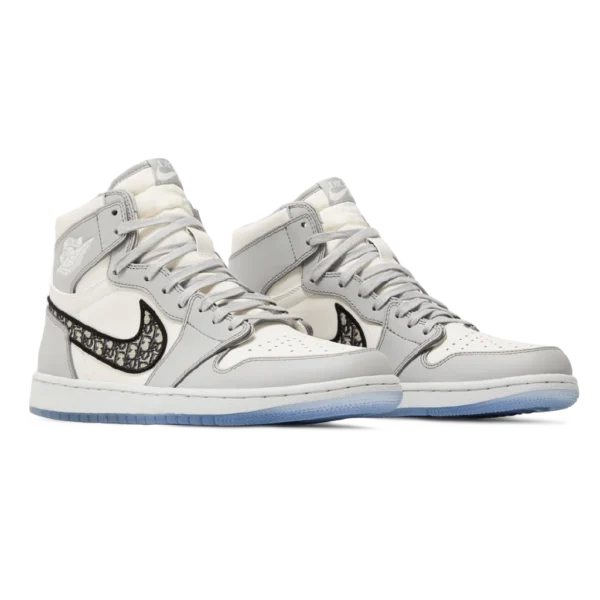 ⁦Air Jordan 1 High x Dior Wolf Grey Sail Photon Dust⁩ – תמונה ⁦2⁩
