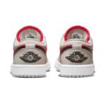 ⁦Air Jordan 1 Low Light Iron Ore Siren Red⁩ – תמונה ⁦3⁩
