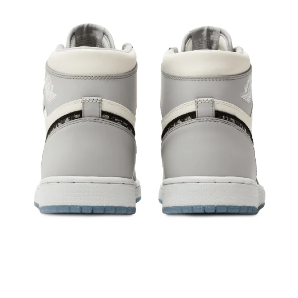⁦Air Jordan 1 High x Dior Wolf Grey Sail Photon Dust⁩ – תמונה ⁦3⁩
