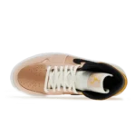 ⁦Air Jordan 1 Mid Particle Beige University Gold Black⁩ – תמונה ⁦4⁩