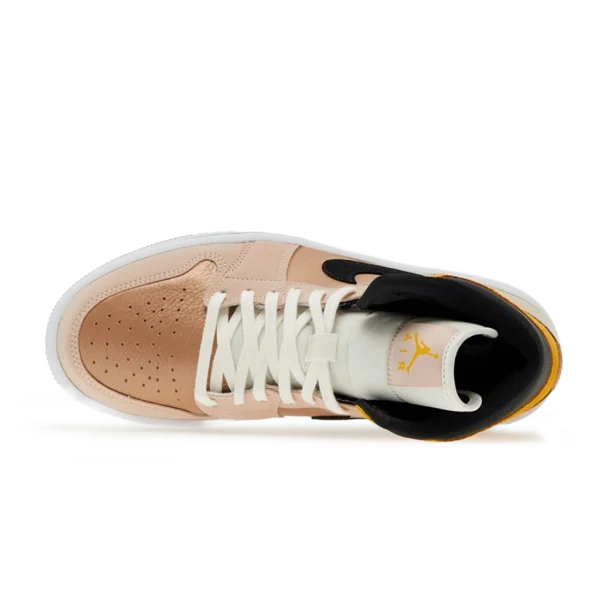 ⁦Air Jordan 1 Mid Particle Beige University Gold Black⁩ – תמונה ⁦4⁩