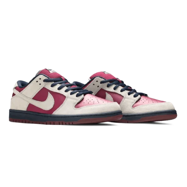 ⁦Nike Dunk Low SB “True Berry”⁩ – תמונה ⁦2⁩