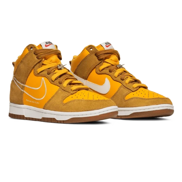 ⁦Nike Dunk High SE "First Use Pack" University Gold⁩ – תמונה ⁦2⁩