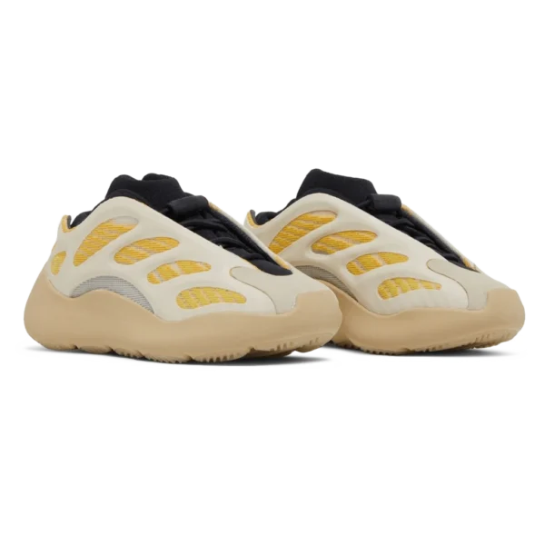 ⁦Adidas Yeezy 700 V3 Safflower⁩ – תמונה ⁦2⁩