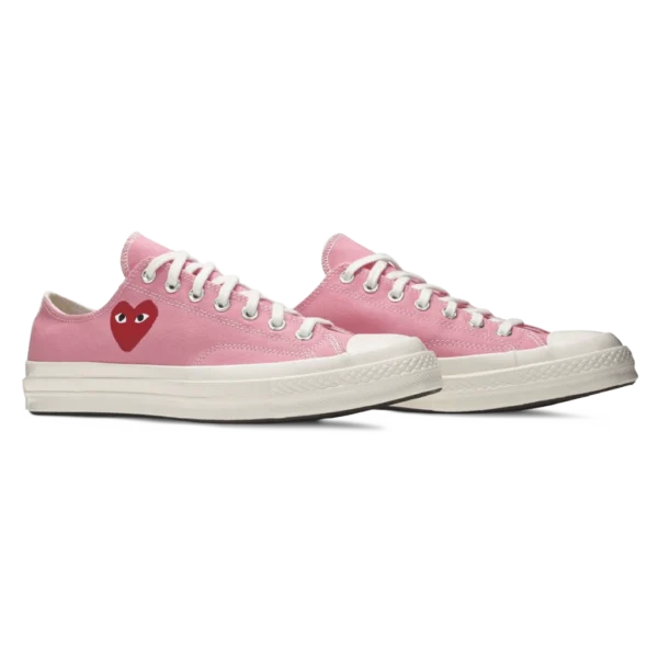 ⁦Converse Chuck 70 Low x Comme des Garçons PLAY Bright Pink⁩ – תמונה ⁦2⁩