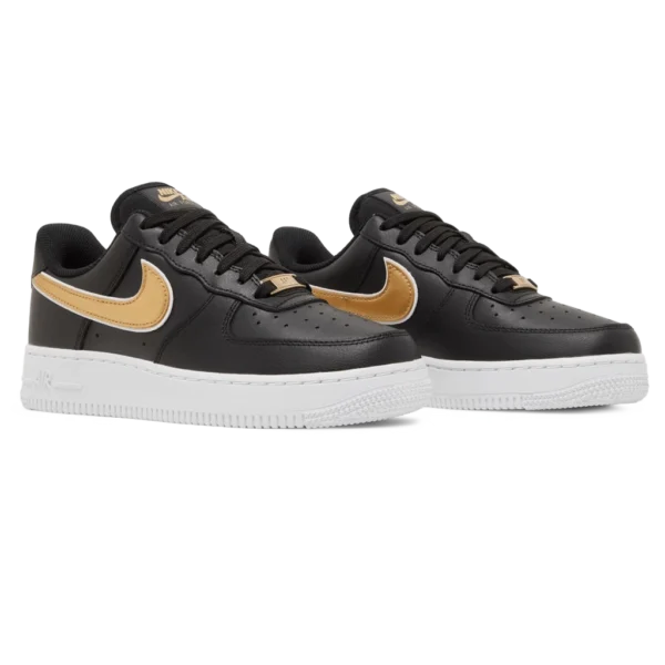 ⁦Nike Air Force 1 '07 Essential Black Metallic Gold⁩ – תמונה ⁦2⁩