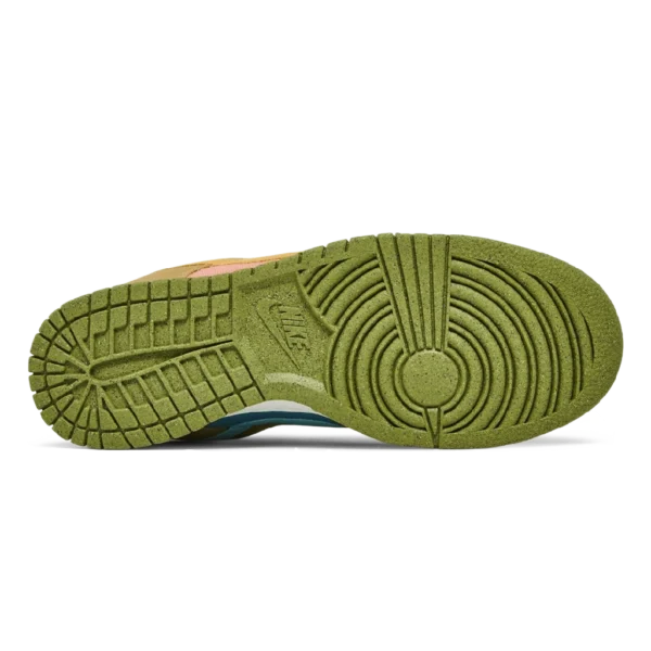 ⁦Nike Dunk Low "Sun Club" Arctic Orange Sanded Gold⁩ – תמונה ⁦4⁩