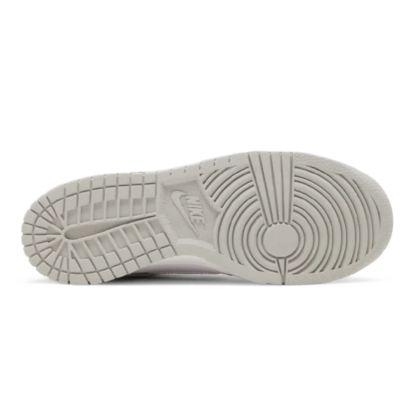 ⁦Nike Dunk Low SE GS Lottery Pack Grey Fog⁩ – תמונה ⁦4⁩