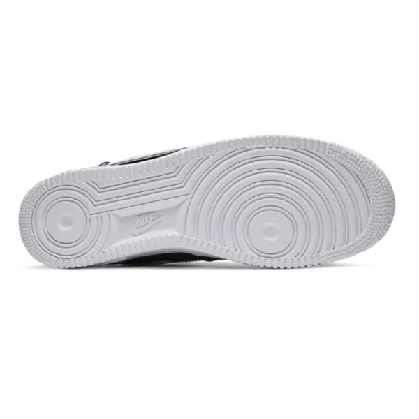 ⁦Nike Air Force 1 '07 Premium Silver Swoosh⁩ – תמונה ⁦4⁩