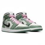 ⁦Air Jordan 1 Mid SE Dutch Green Black Arctic Pink⁩ – תמונה ⁦2⁩