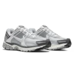 ⁦Nike Zoom Vomero 5 Pure Platinum Summit White Metallic Silver⁩ – תמונה ⁦2⁩