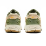 ⁦Nike Zoom Vomero 5 Sail Laser Orange Light Orewood Brown⁩ – תמונה ⁦3⁩