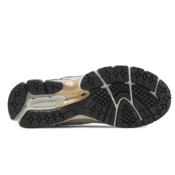 ⁦New Balance 1906D Protection Pack Reflection Black Gold Metallic⁩ – תמונה ⁦4⁩