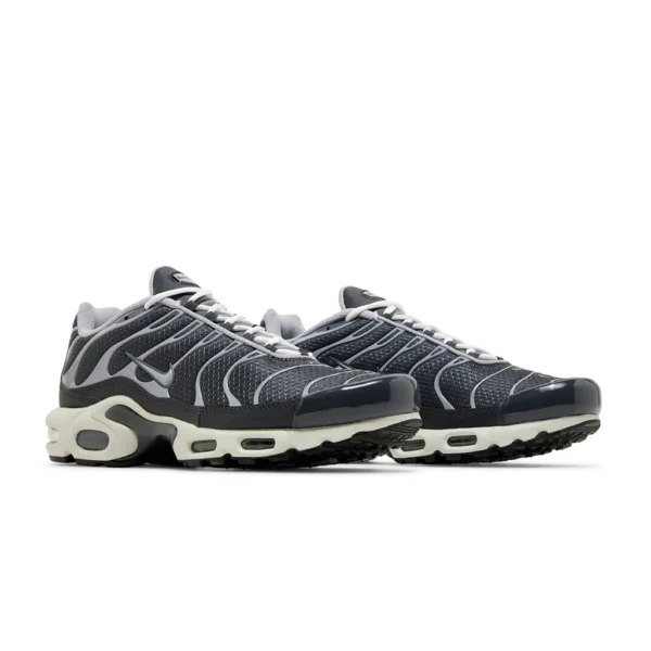 ⁦Nike Air Max Plus SE Iron Grey⁩ – תמונה ⁦2⁩