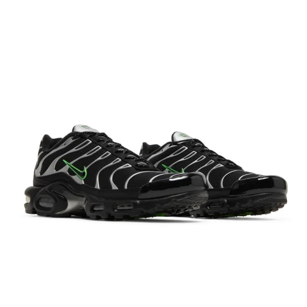 ⁦Nike Air Max Plus Black Silver Green Strike⁩ – תמונה ⁦2⁩