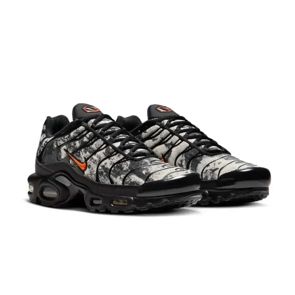 ⁦Nike Air Max Plus Camo Black Safety Orange⁩ – תמונה ⁦2⁩