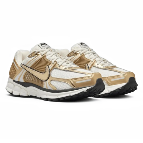 ⁦Nike Zoom Vomero 5 Photon Dust Gridiron Metallic Gold⁩ – תמונה ⁦2⁩