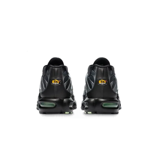 ⁦Nike Air Max Plus Green Glow⁩ – תמונה ⁦3⁩