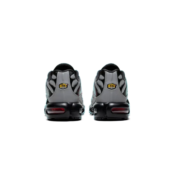 ⁦Nike Air Max Plus Wolf Grey Black Crimson⁩ – תמונה ⁦3⁩