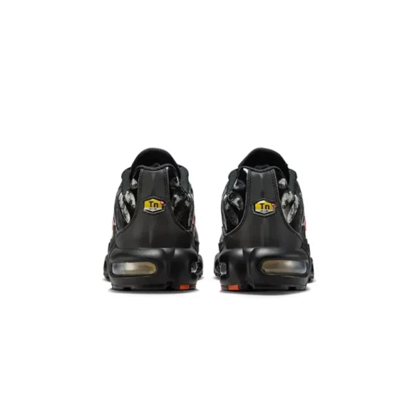 ⁦Nike Air Max Plus Camo Black Safety Orange⁩ – תמונה ⁦3⁩