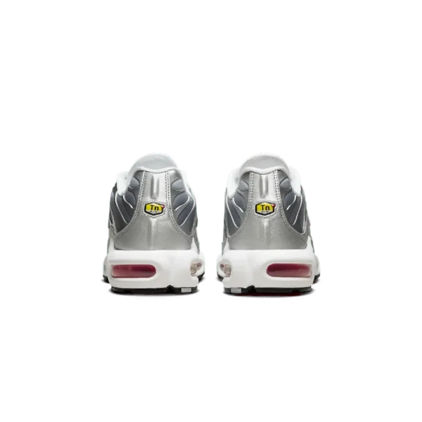 ⁦Nike Air Max Plus Metallic Silver University Red⁩ – תמונה ⁦3⁩