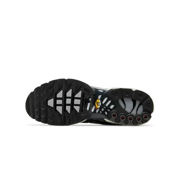 ⁦Nike Air Max Plus SE Iron Grey⁩ – תמונה ⁦4⁩