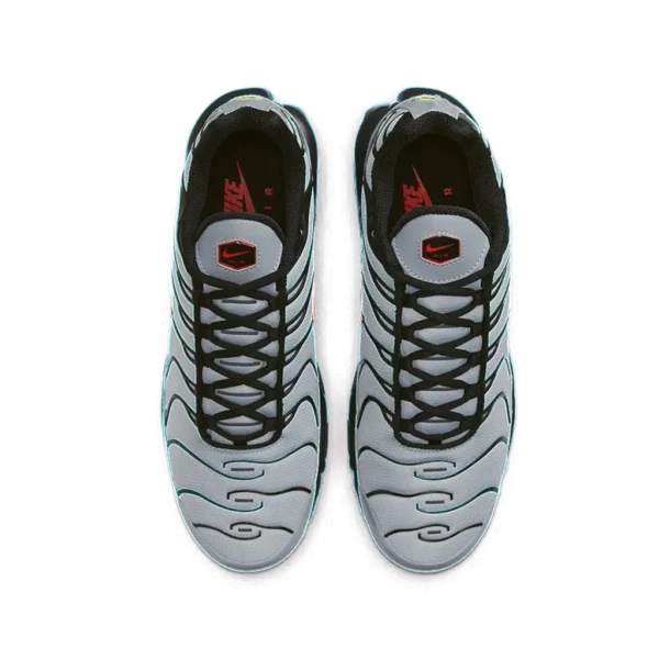 ⁦Nike Air Max Plus Wolf Grey Black Crimson⁩ – תמונה ⁦4⁩