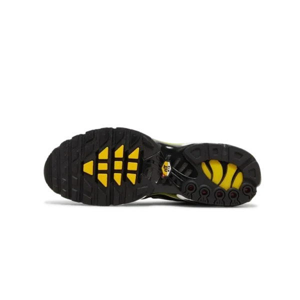 ⁦Nike Air Max Plus Black Tour Yellow⁩ – תמונה ⁦4⁩