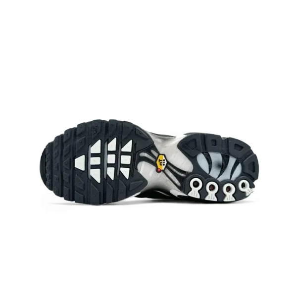 ⁦Nike Air Max Plus Frost Black White⁩ – תמונה ⁦4⁩