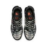⁦Nike Air Max Plus Camo Black Safety Orange⁩ – תמונה ⁦4⁩