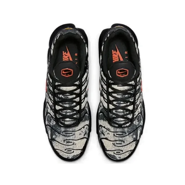 ⁦Nike Air Max Plus Camo Black Safety Orange⁩ – תמונה ⁦4⁩