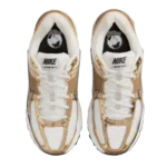 ⁦Nike Zoom Vomero 5 Photon Dust Gridiron Metallic Gold⁩ – תמונה ⁦4⁩