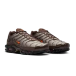 ⁦Nike Air Max Plus Baroque Brown Safety Orange⁩ – תמונה ⁦2⁩