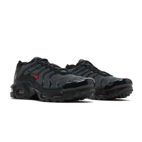 ⁦Nike Air Max Plus Black University Red Reflective⁩ – תמונה ⁦2⁩