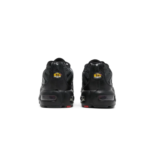 ⁦Nike Air Max Plus Black University Red Reflective⁩ – תמונה ⁦3⁩