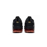 ⁦Nike Air VaporMax Plus Black Light Smoke Grey Magma Orange⁩ – תמונה ⁦3⁩