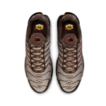 ⁦Nike Air Max Plus Baroque Brown Safety Orange⁩ – תמונה ⁦4⁩