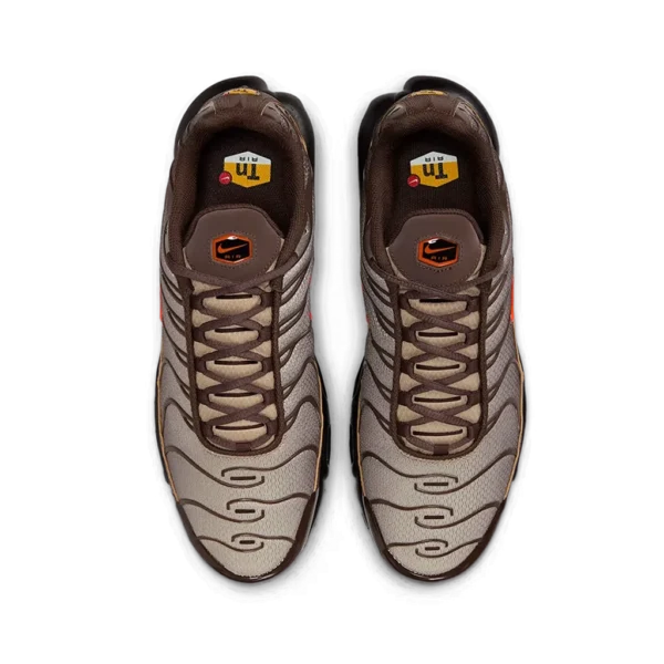 ⁦Nike Air Max Plus Baroque Brown Safety Orange⁩ – תמונה ⁦4⁩