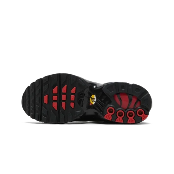 ⁦Nike Air Max Plus Black University Red Reflective⁩ – תמונה ⁦4⁩