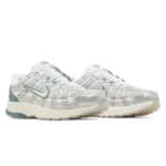 ⁦Nike P-6000 Light Bone Metallic Silver Bicoastal White⁩ – תמונה ⁦2⁩