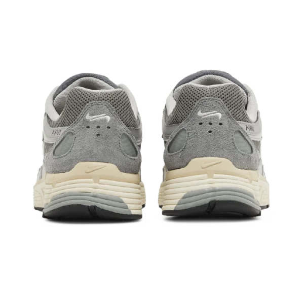 ⁦Nike P-6000 Flat Pewter Light Iron Ore Metallic Silver White⁩ – תמונה ⁦3⁩