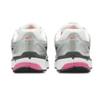 ⁦Nike P-6000 White Metallic Platinum Hyper Crimson Laser Fuchsia⁩ – תמונה ⁦3⁩