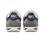 ⁦Nike Cortez "Georgetown" Flat Pewter Dark Obsidian Sail⁩ – תמונה ⁦3⁩