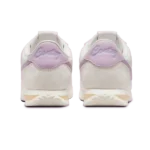 ⁦Nike Cortez Sail Club Gold Iced Lilac⁩ – תמונה ⁦3⁩