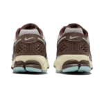 ⁦Nike Zoom Vomero 5 "Earth Fossil" Brown White Silver⁩ – תמונה ⁦3⁩