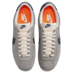 ⁦Nike Cortez "Georgetown" Flat Pewter Dark Obsidian Sail⁩ – תמונה ⁦4⁩