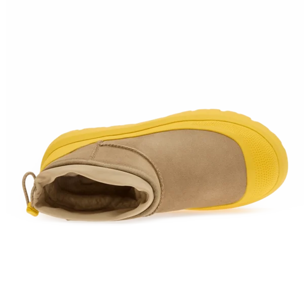 ⁦UGG Classic Ultra Mini Weather Hybrid Boots Mustard Seed Summer Wheat⁩ – תמונה ⁦4⁩