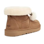 ⁦UGG Kyrina Bow Pom Chestnut⁩ – תמונה ⁦3⁩