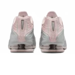 ⁦Nike Shox R4 Barely Rose Metallic Platinum⁩ – תמונה ⁦3⁩